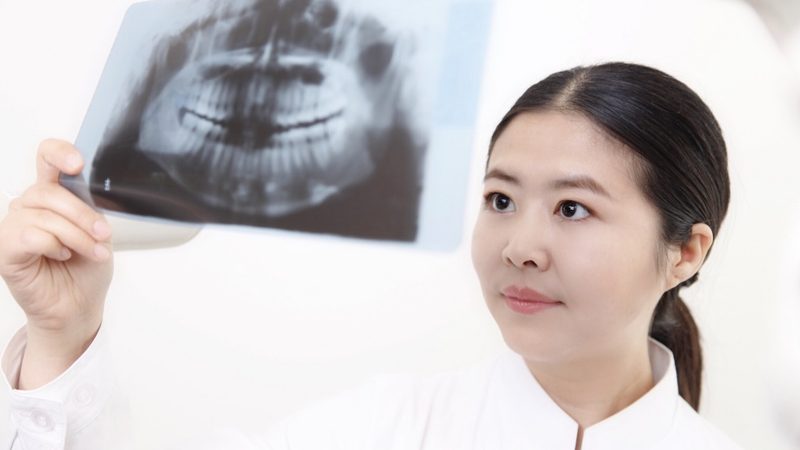 后槽牙补牙的价格受到多种因素的影响，主要包括以下几方面：